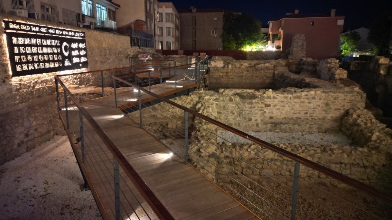 Kültür ve Turizm Bakanı Mehmet Nuri Ersoy, Edirne’nin en önemli tarihi simgelerinden biri olan Makedonya Eski Saat Kulesi’nin kapsamlı bir restorasyon, arkeolojik alan düzenlemesi ve teşhir-tanzim çalışmasıyla yeniden ayağa kaldırıldığını açıkladı. 